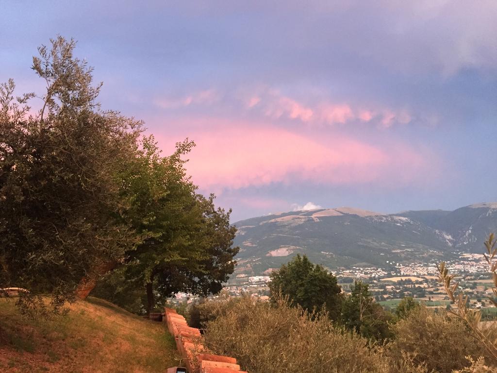 Casale Degli Ulivi Villa Gualdo Tadino Bagian luar foto